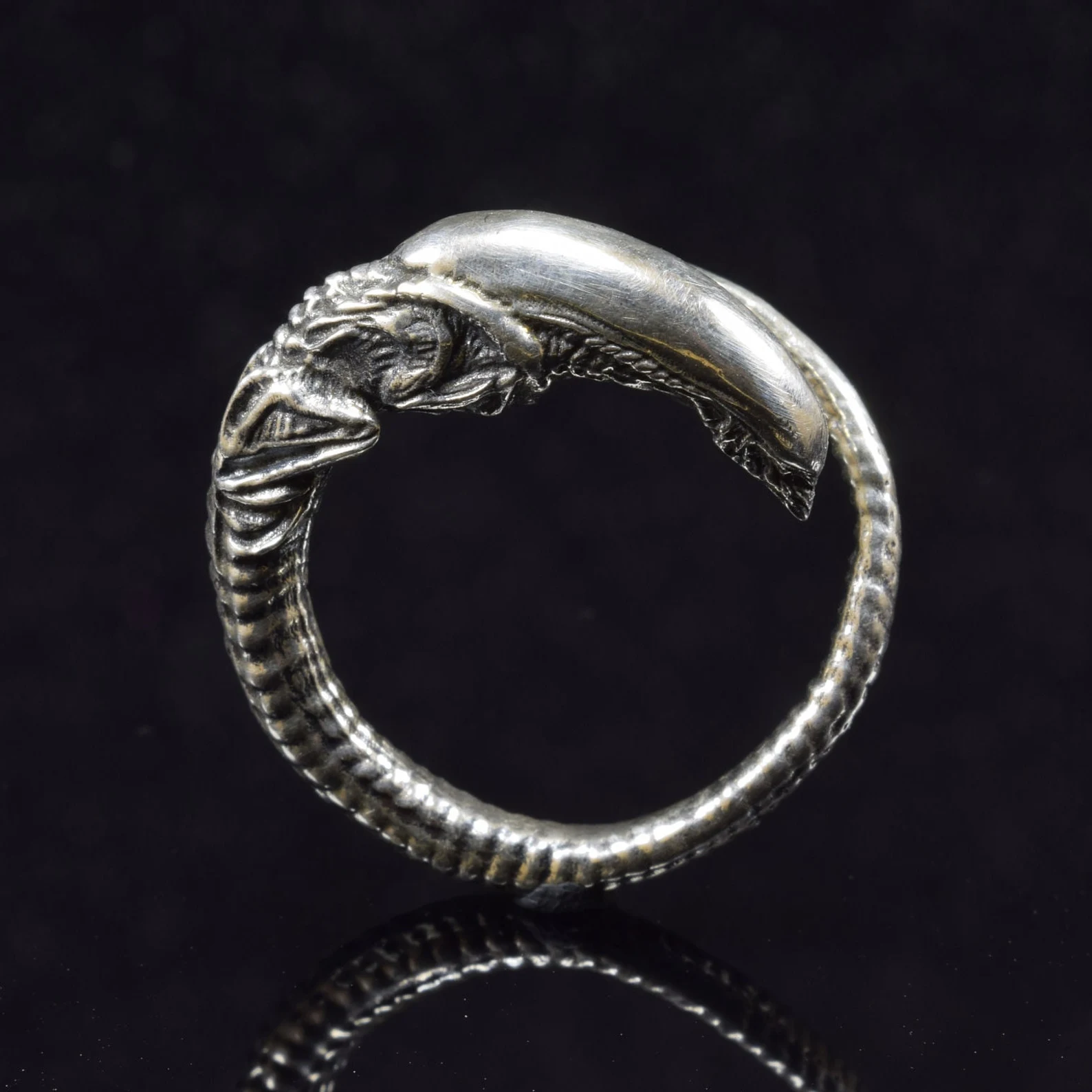Handcrafted Silver Alien Newborn Ring – Unique Sci-Fi Collector’s Jewelry – Artistic Design for Pop Culture Enthusiasts